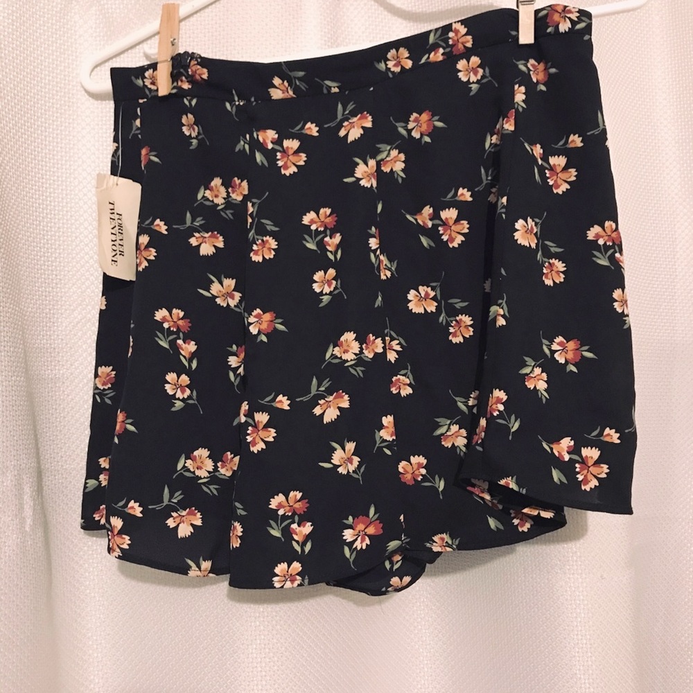 2/$13🤎 Floral Short Size Small